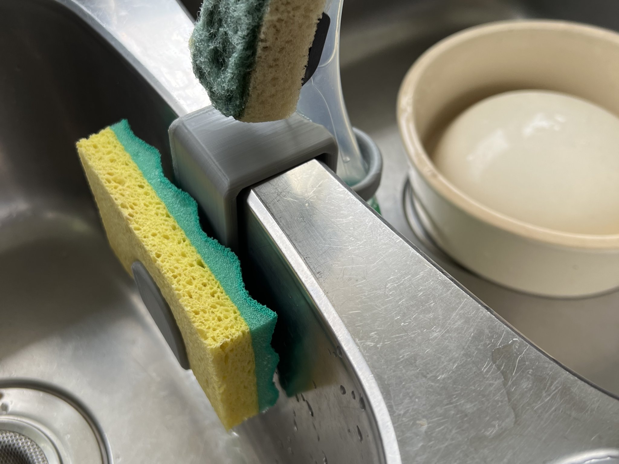 Kệ để miếng bọt biển và cây cọ rửa chén