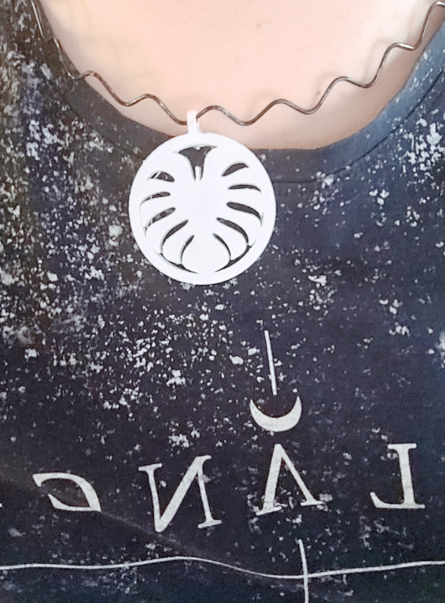 Tiêu đề MẶT DÂY CHUYỀN LỚN MONSTERA LEAF Tóm tắt MẶT DÂY CHU