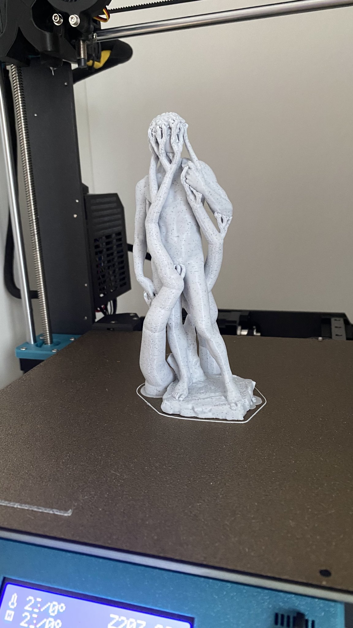 Michelangelo. Có chân đế hữu cơ.