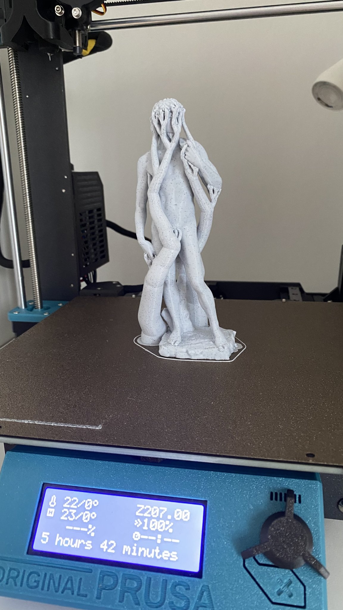 Michelangelo. Có chân đế hữu cơ.