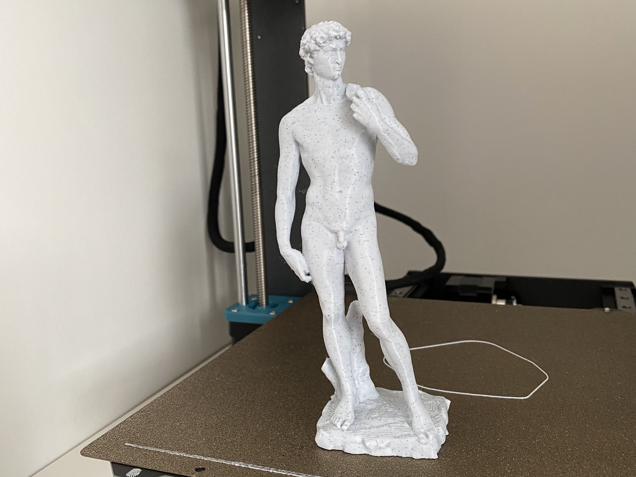 Michelangelo. Có chân đế hữu cơ.