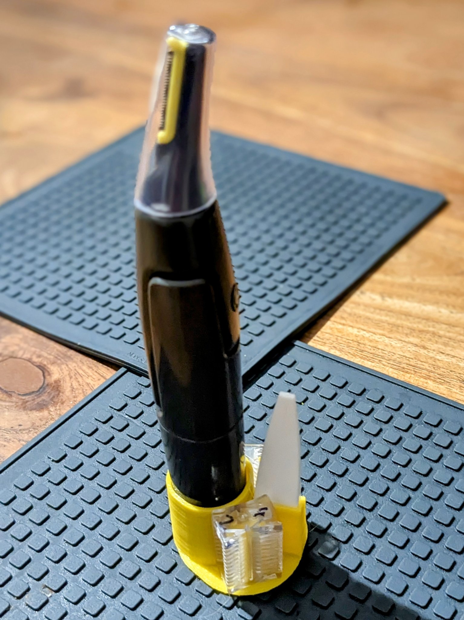 Tiêu đề Tông đơ cắt tóc và giá đỡ phụ kiện cho cánh bảo v