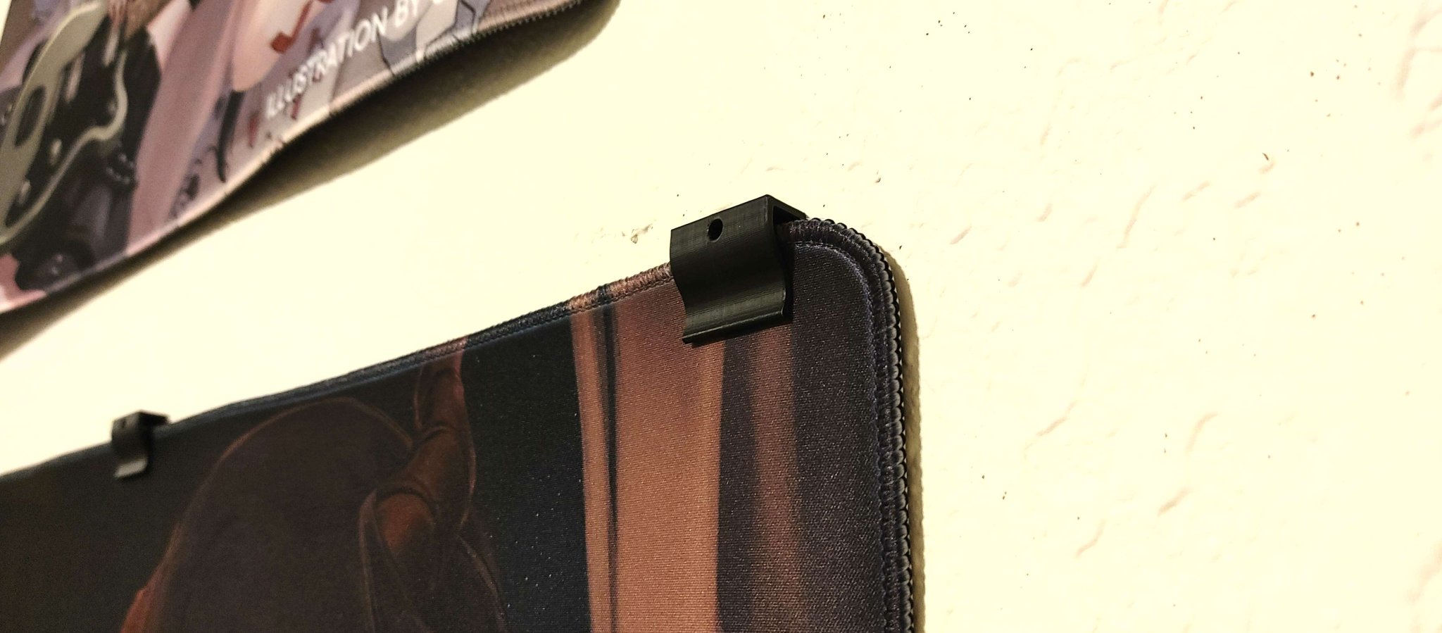 Kẹp treo deskmat lên tường