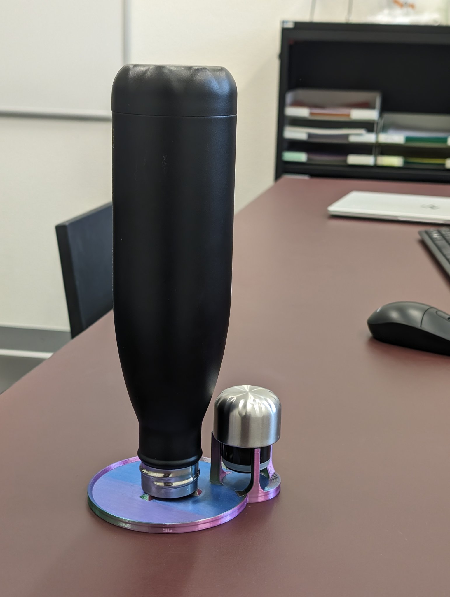 Tiêu đề Giá đỡ có khay nhỏ giọt cho nắp và chai nước văn ph