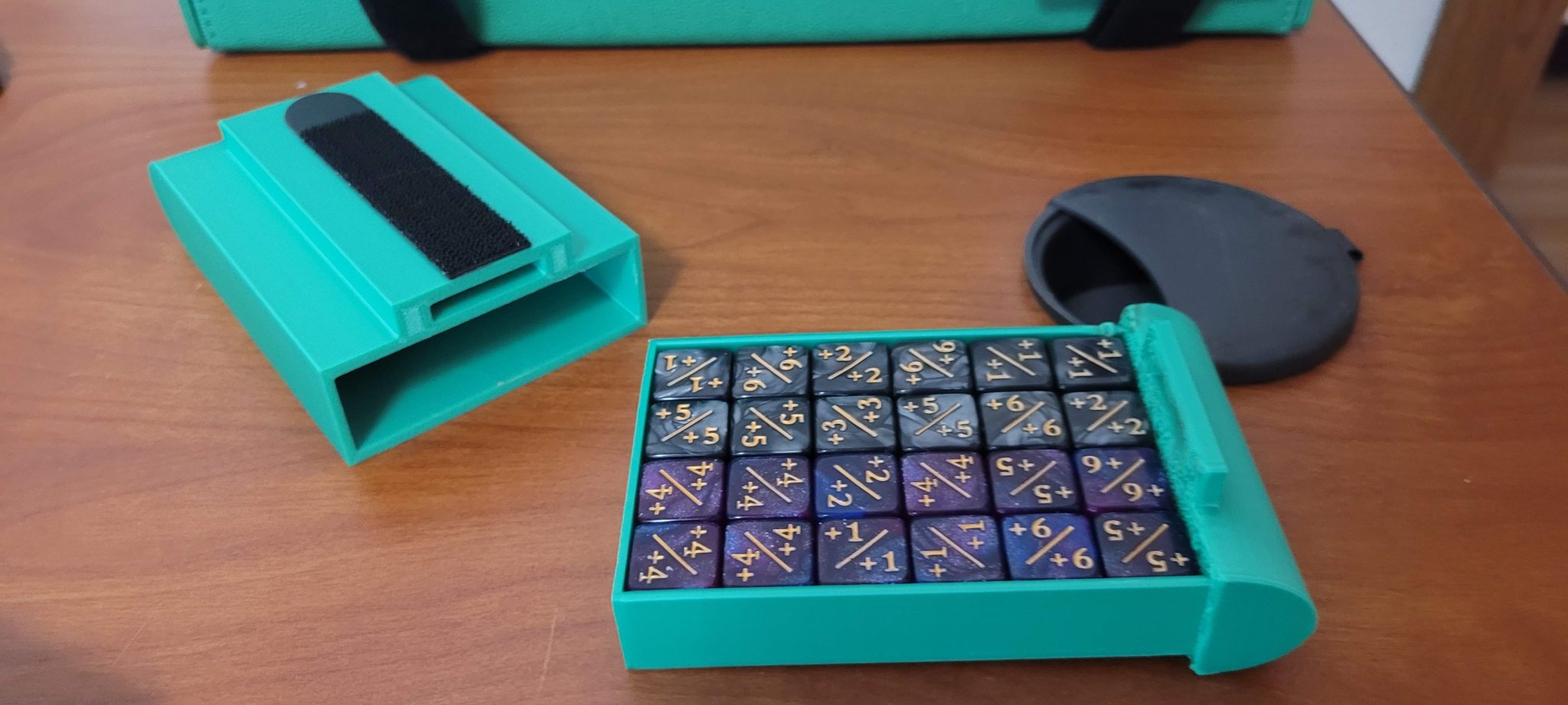 Tiêu đề Thảm ma thuật 16mm Người giữ xúc xắc Tóm tắt Hộp