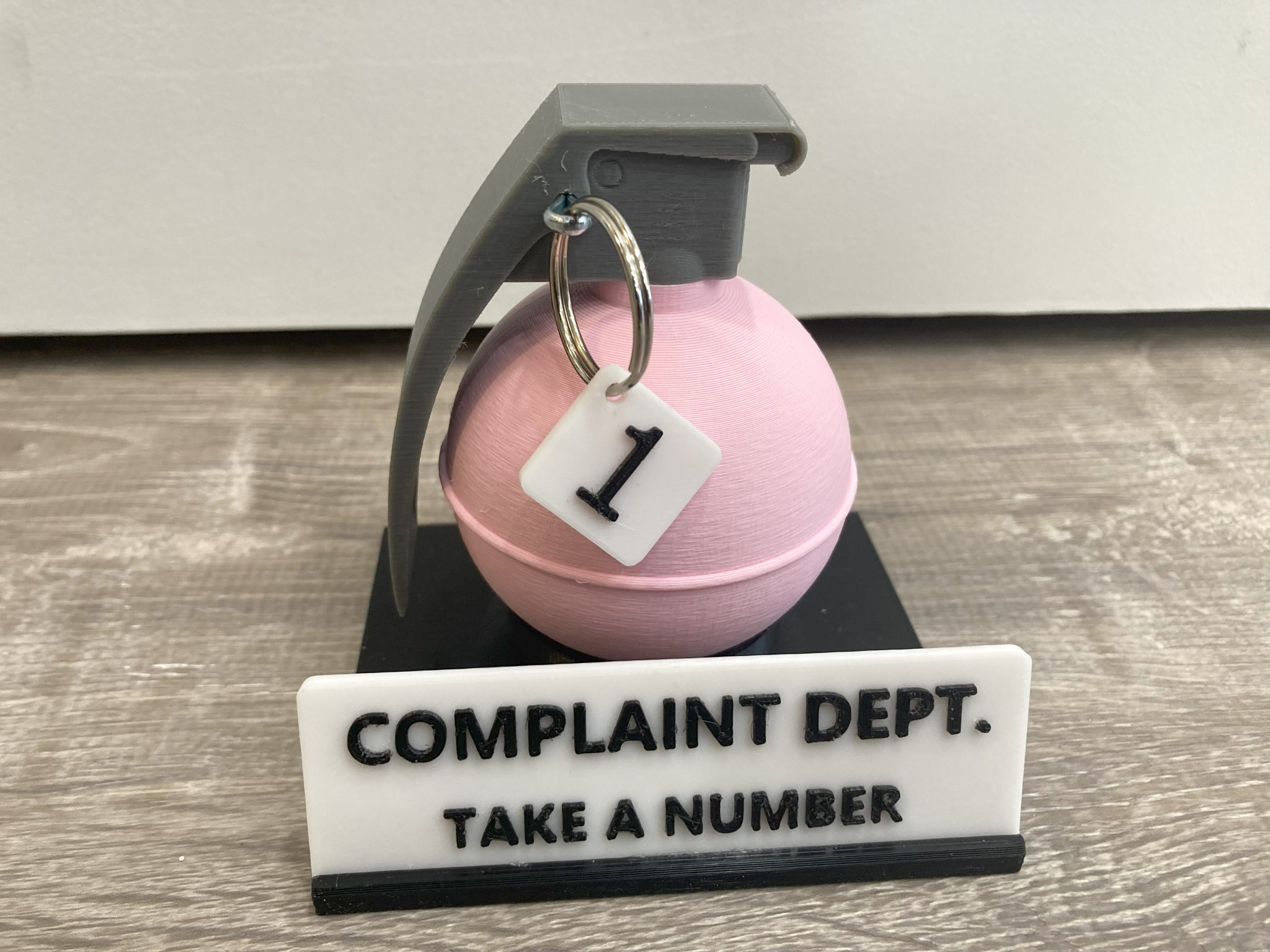 Tiêu đề Bảng tên Phòng Khiếu nại và Căn cứ Lựu đạn Tóm t