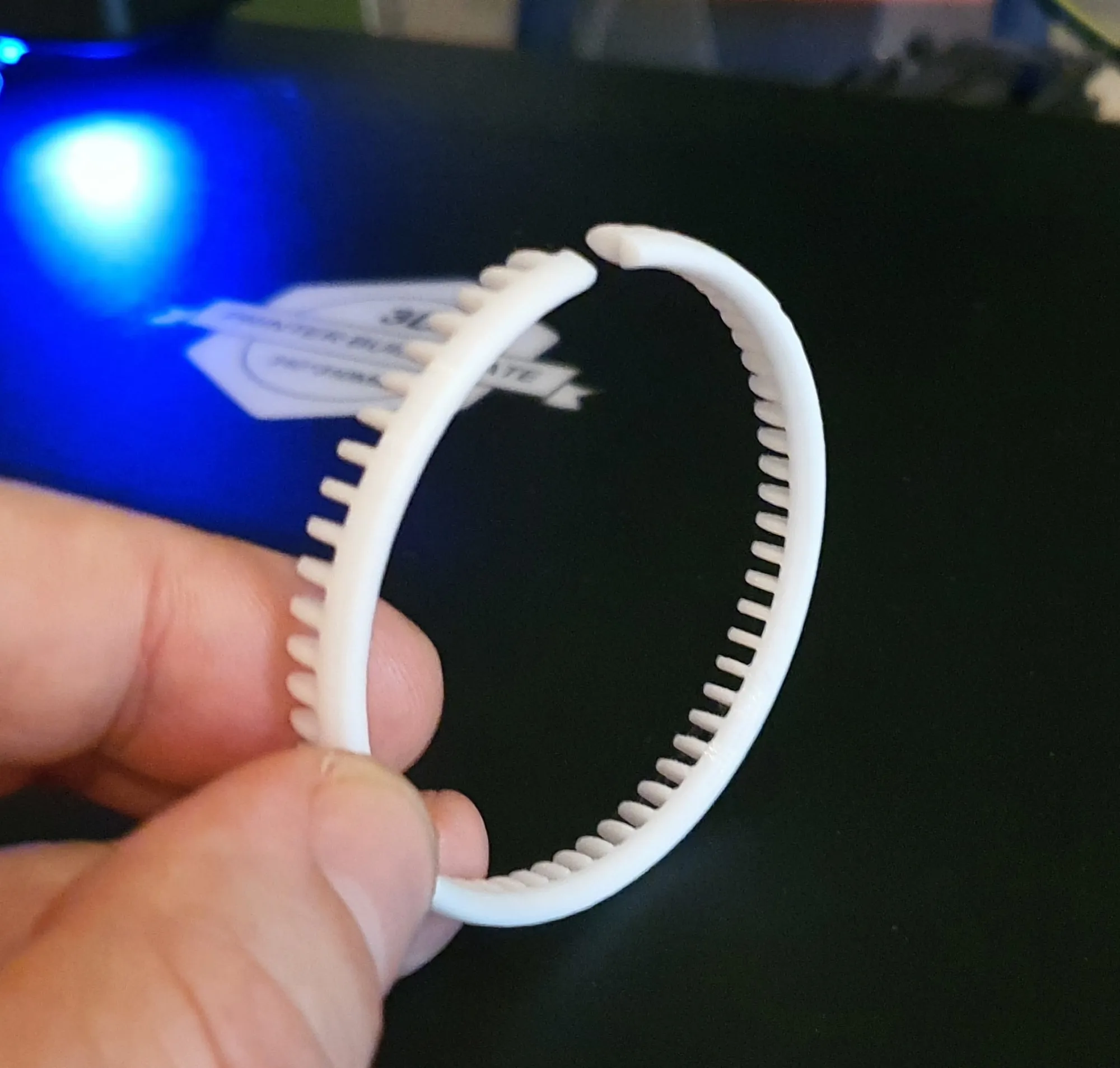 Tiêu đề Vòng cổ vòng tay Armreif và hành khách Halsreif Tóm tắt