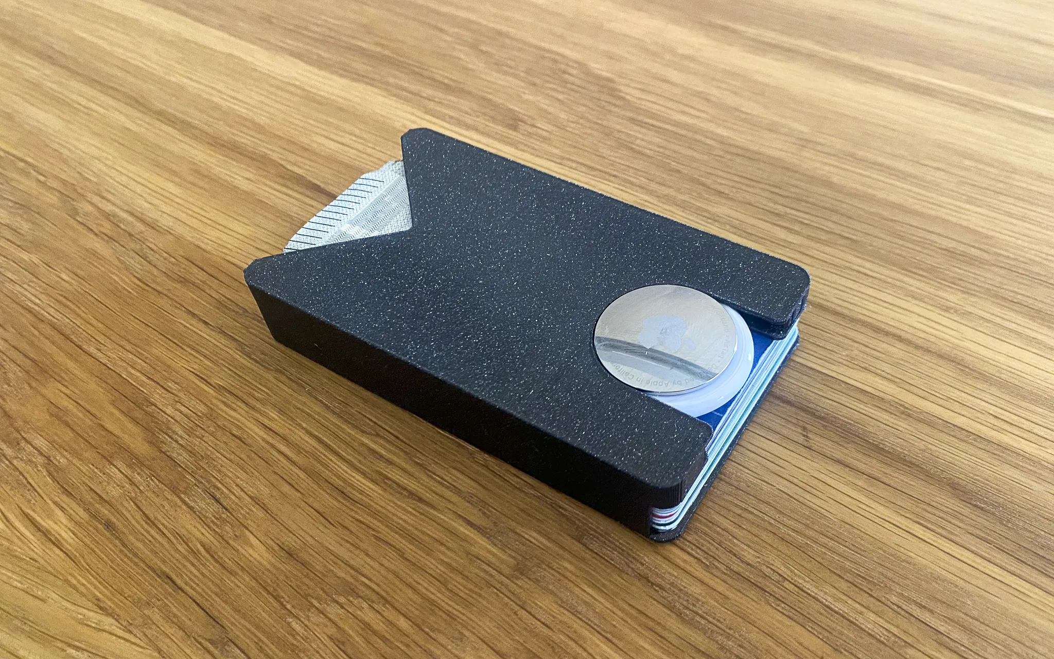 Tiêu đề Ví nhỏ gọn có AirTag đựng thẻ hóa đơn và tiền xu