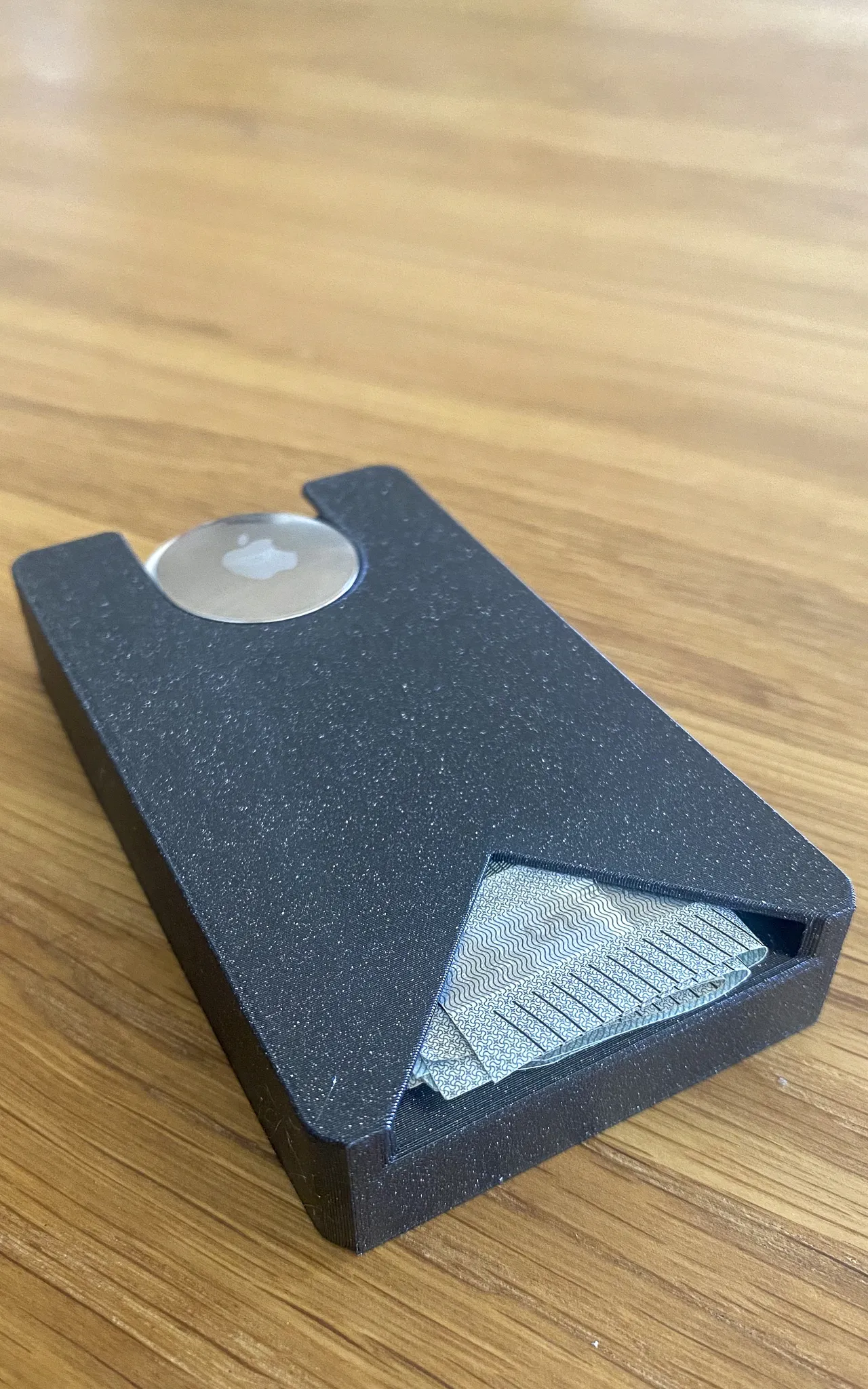 Tiêu đề Ví nhỏ gọn có AirTag đựng thẻ hóa đơn và tiền xu