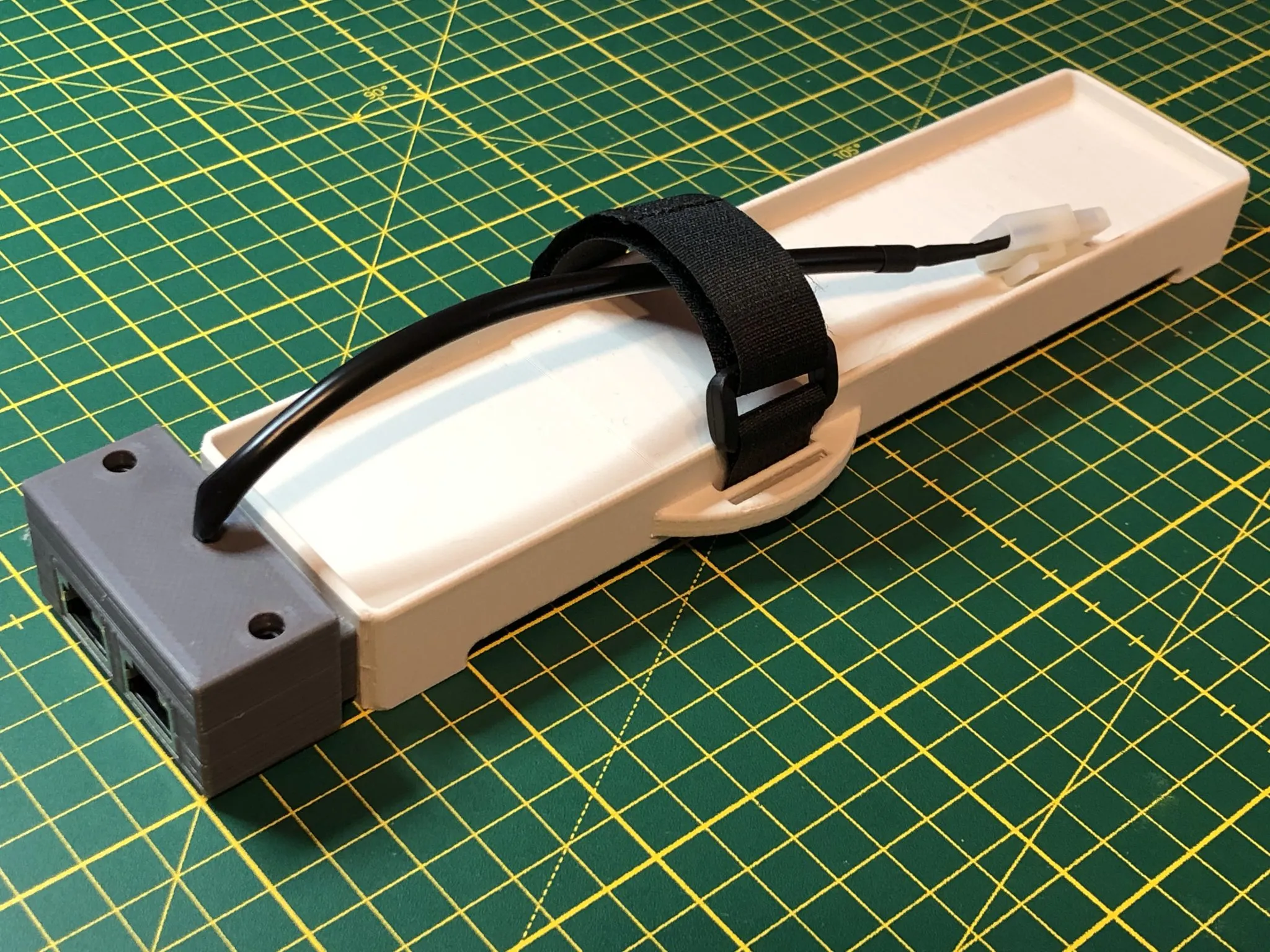 Tiêu đề Vỏ hộp pin để sử dụng trên bàn thử nghiệm với đ