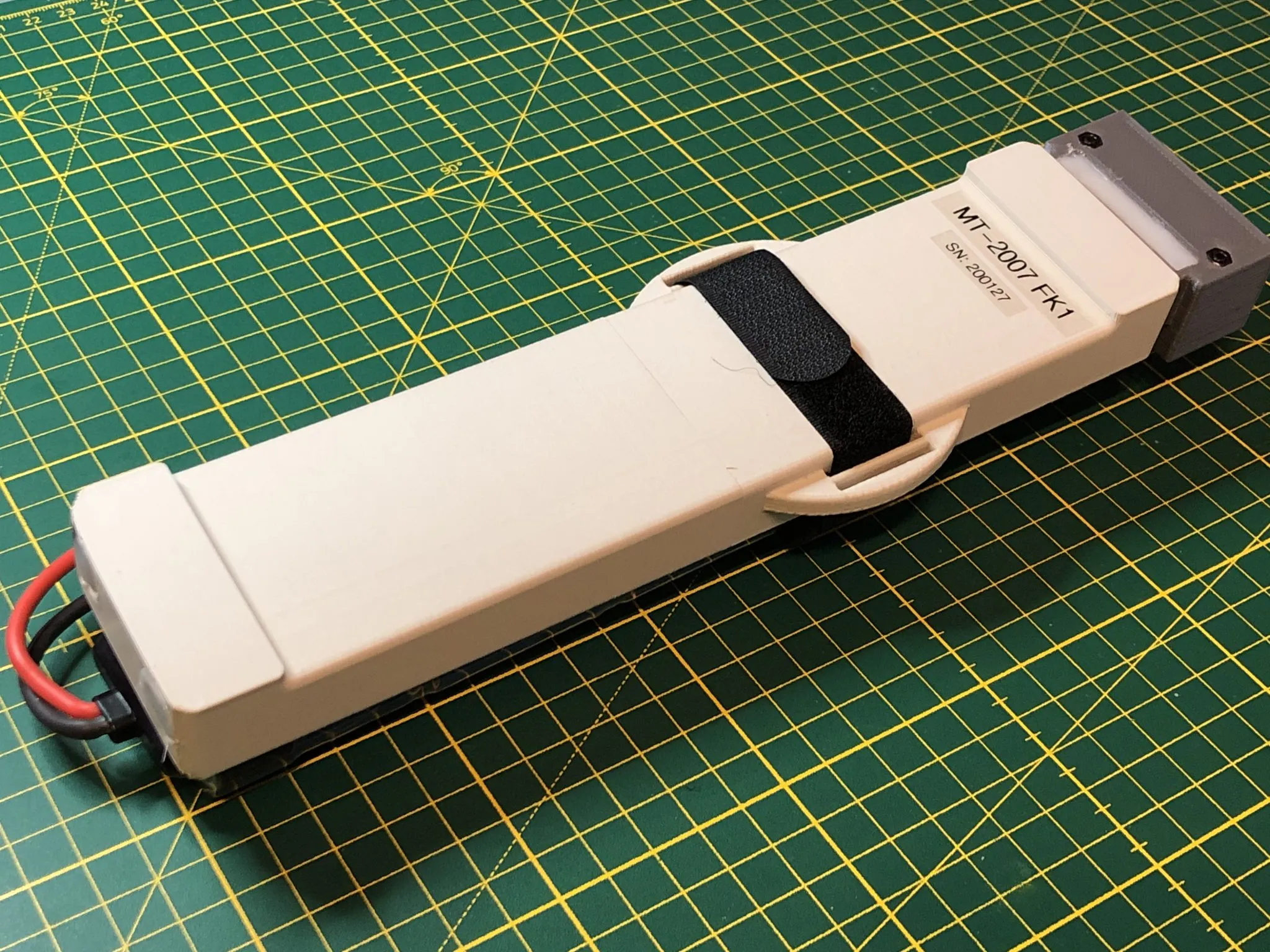 Tiêu đề Vỏ hộp pin để sử dụng trên bàn thử nghiệm với đ