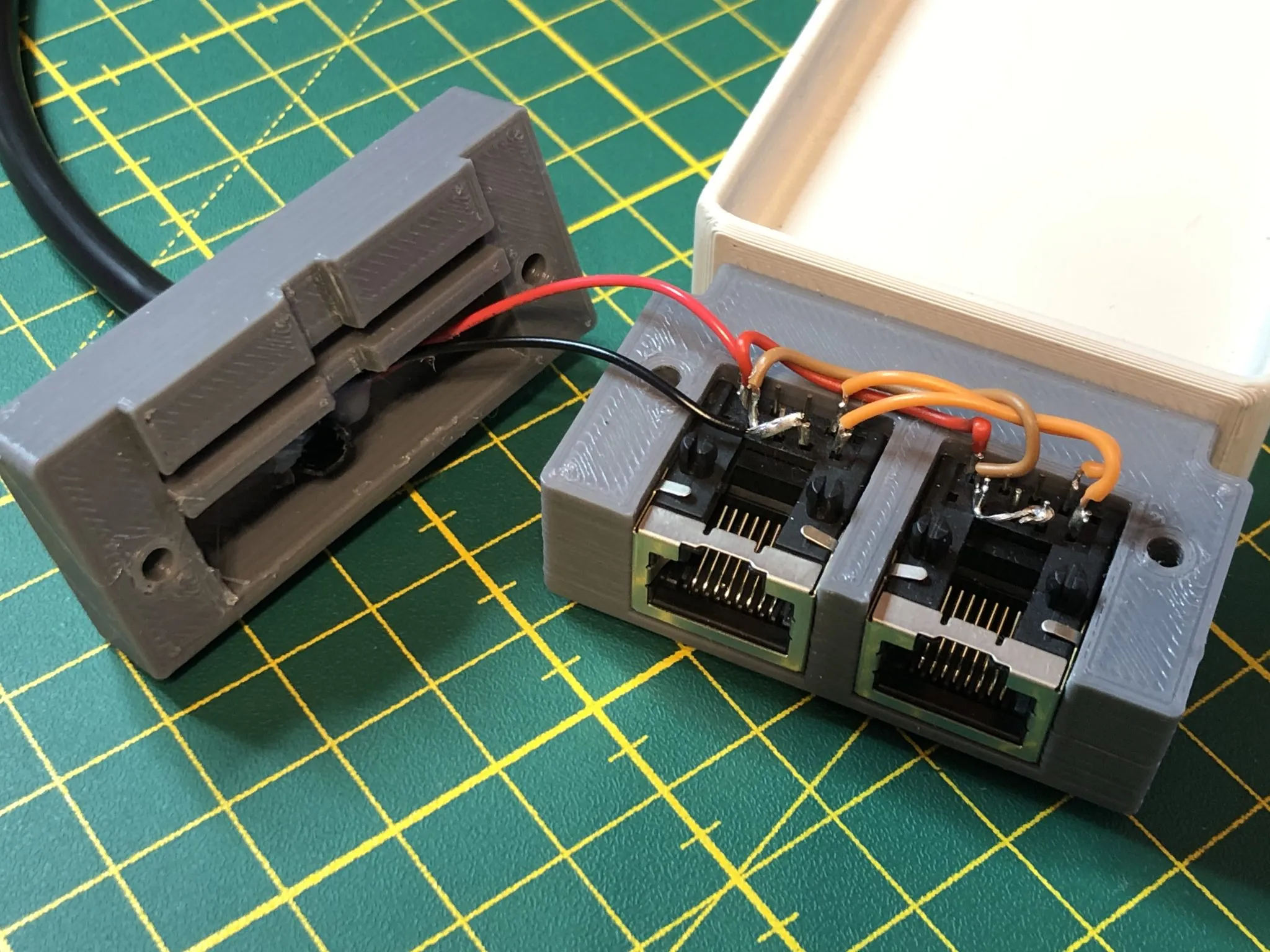 Tiêu đề Vỏ hộp pin để sử dụng trên bàn thử nghiệm với đ