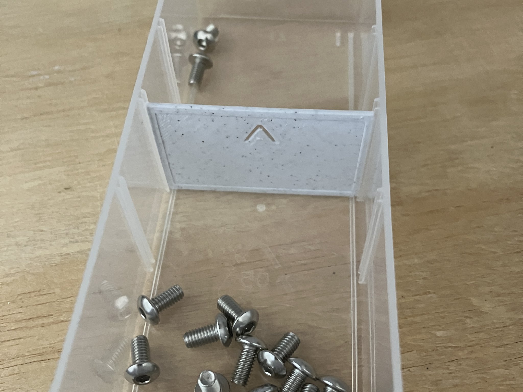 Tiêu đề Thùng chia rác Raaco 150 có mũi tên Tóm tắt Một bản p