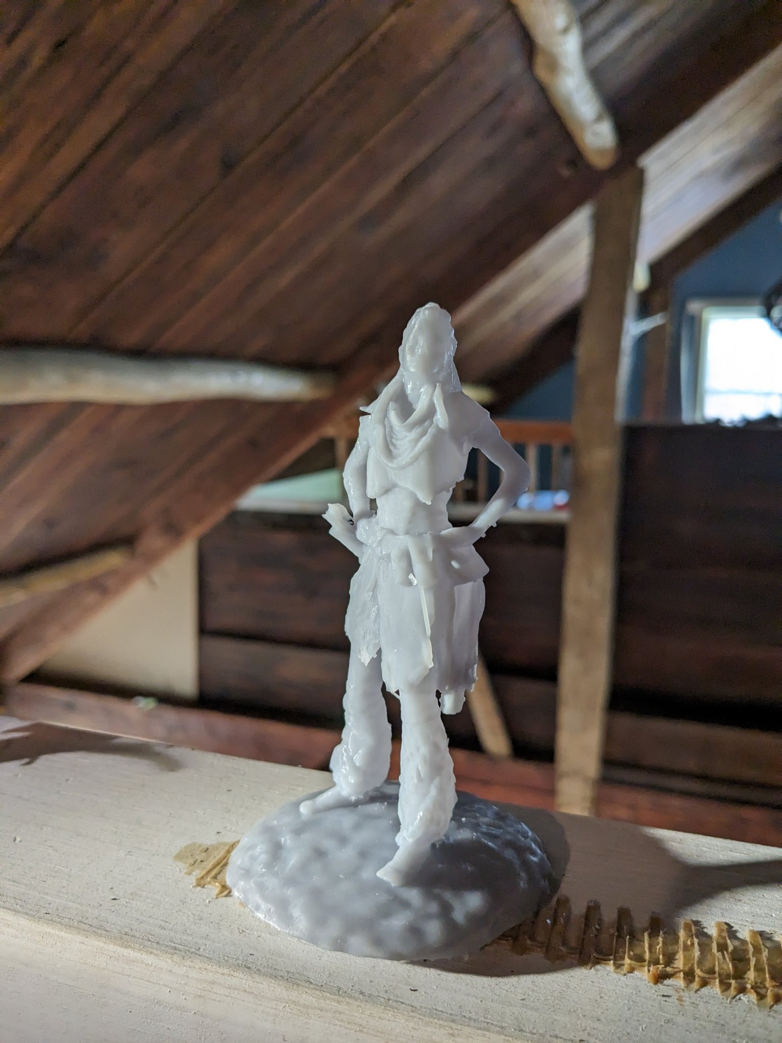 Mô hình Aloy đứng trên tảng đá