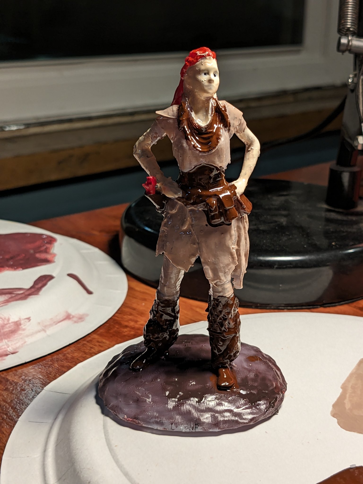 Mô hình Aloy đứng trên tảng đá