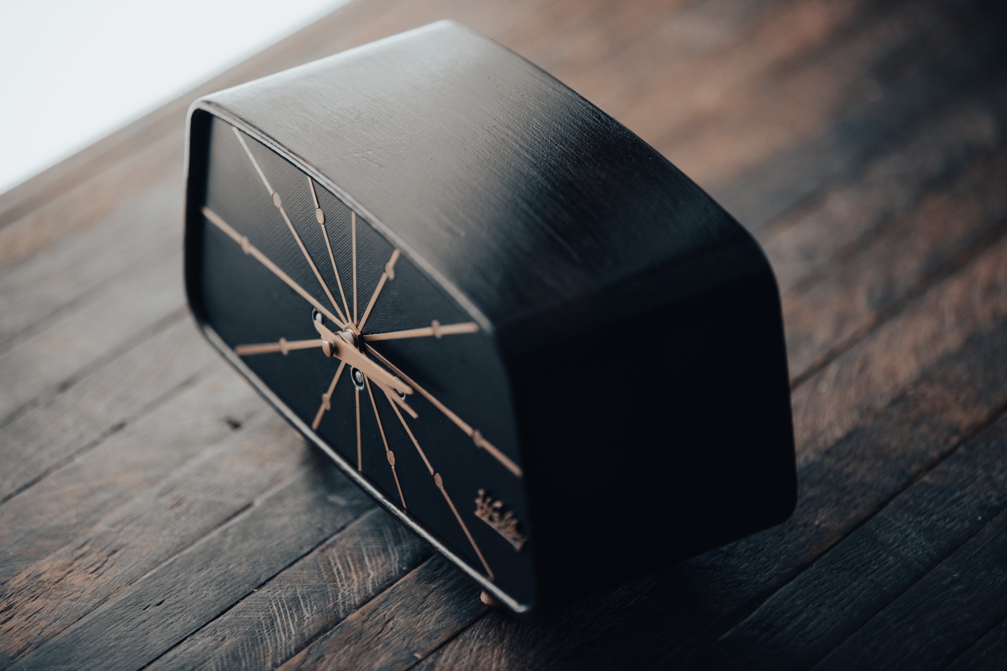 Tiêu đề Đồng hồ Welby Mantle giữa thế kỷ Tóm tắt Bản sao