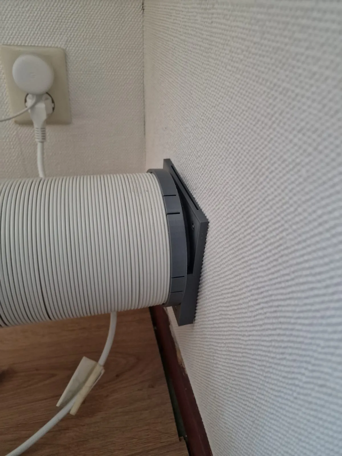 Đế gắn ống máy lạnh vào tường cho lỗ 11cm (kích cỡ ống thoát nước)