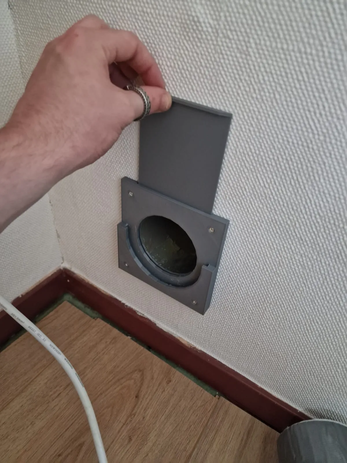 Đế gắn ống máy lạnh vào tường cho lỗ 11cm (kích cỡ ống thoát nước)