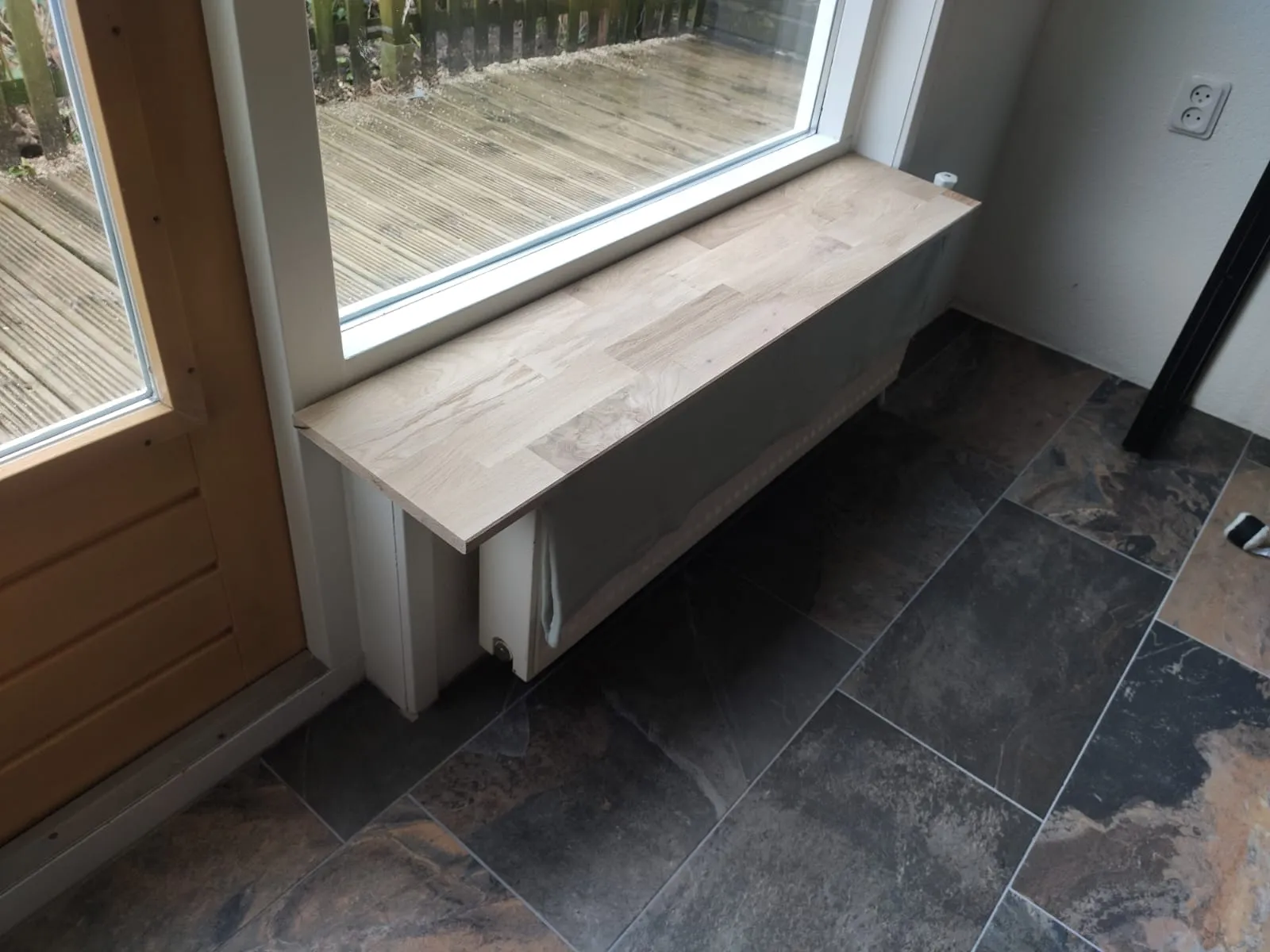 Radiator windowsill mount