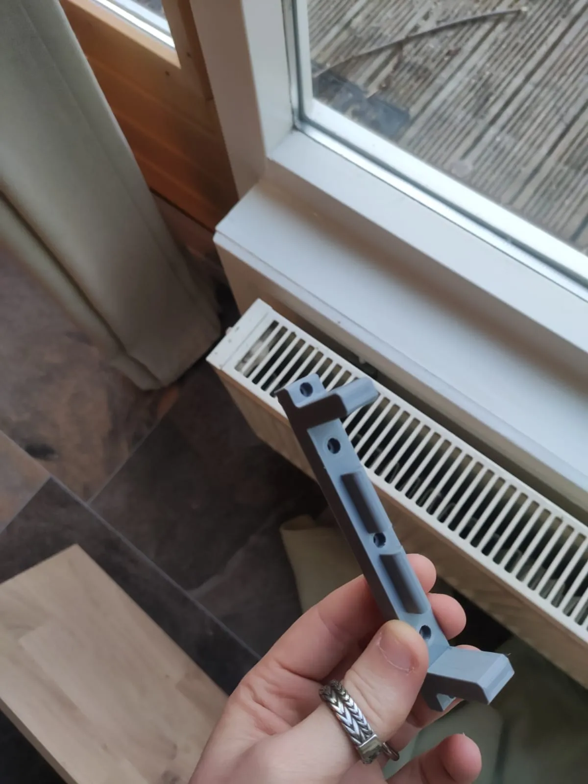 Radiator windowsill mount