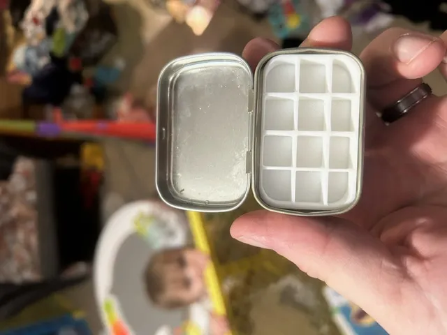 Tiêu đề Bảng màu Altoids Smalls Tin 12 well Tóm tắt Đây là một