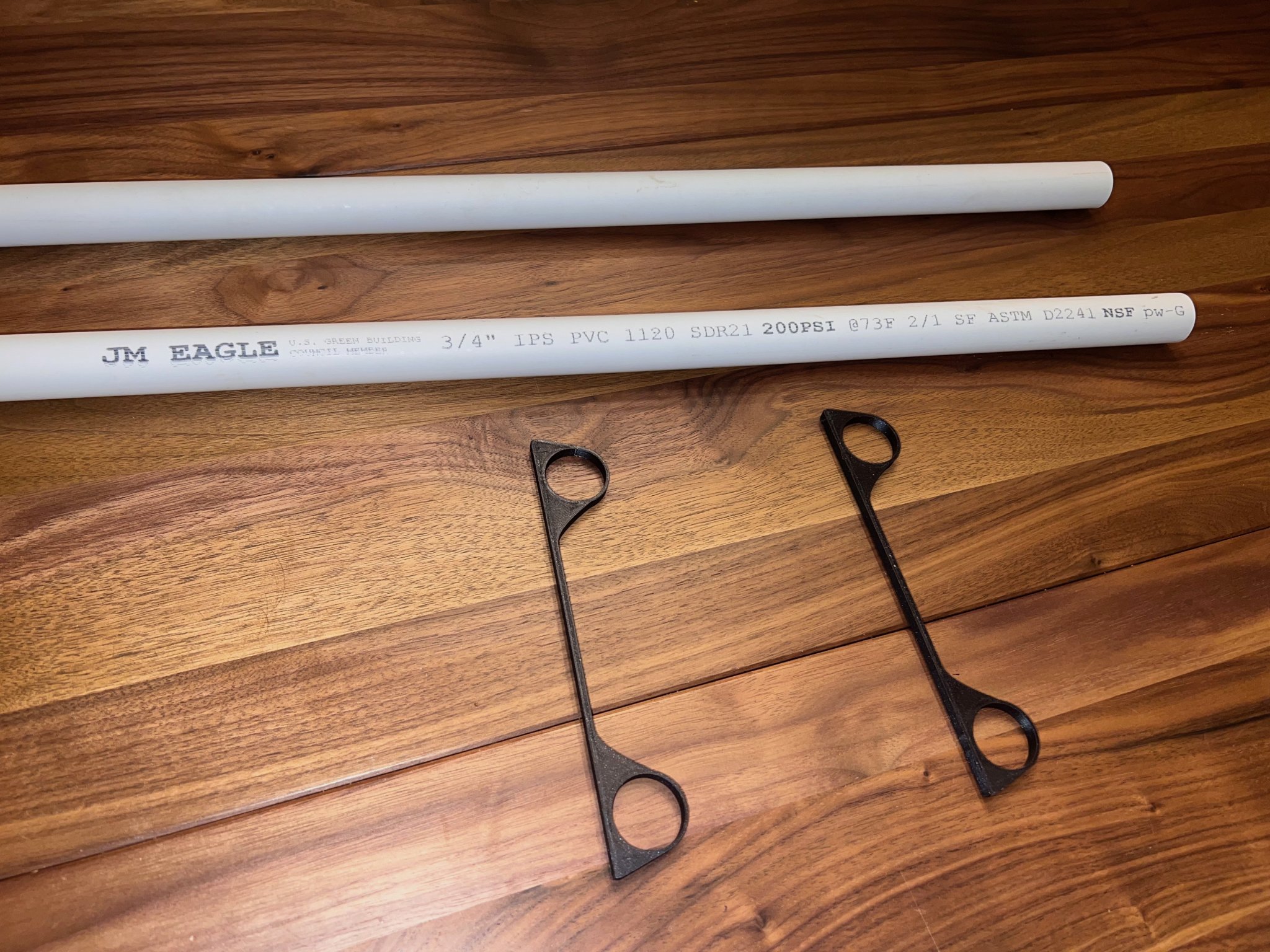 Tiêu đề Minimalist Spool Minder Tóm tắt Có dây tóc Có kệ Giữ