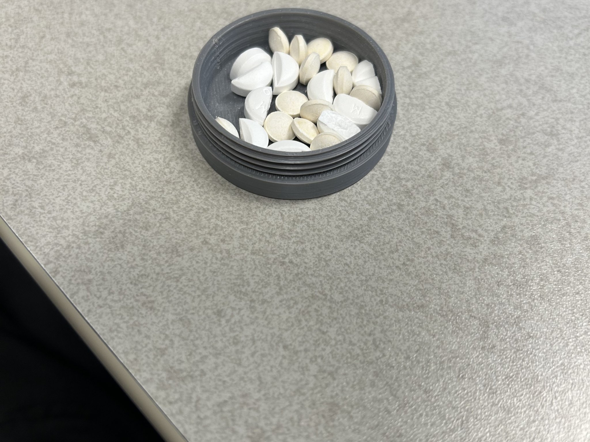 Tiêu đề Boite pour Pilules Tóm tắt Petite boite à Transporter sur soi