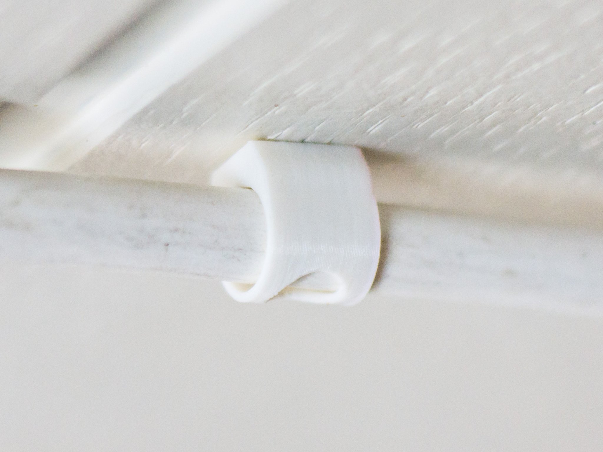 Tiêu đề Giá đỡ cáp đơn giản chắc chắn và tối giản Tóm