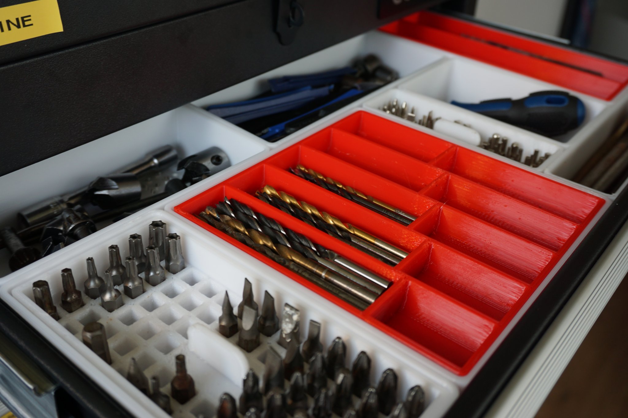 Tiêu đề Tổ chức ngăn kéo với các vật chèn cho dụng cụ mũi