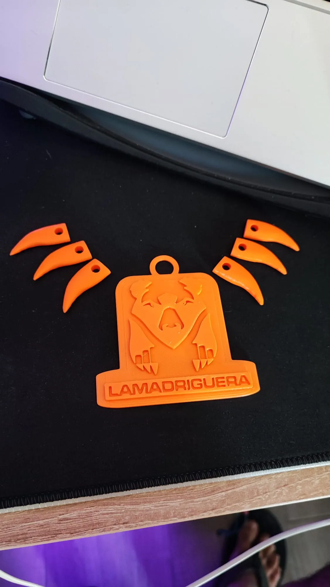 Tiêu đề Mặt dây chuyền La Madriguera Tóm tắt Mặt dây chuyền