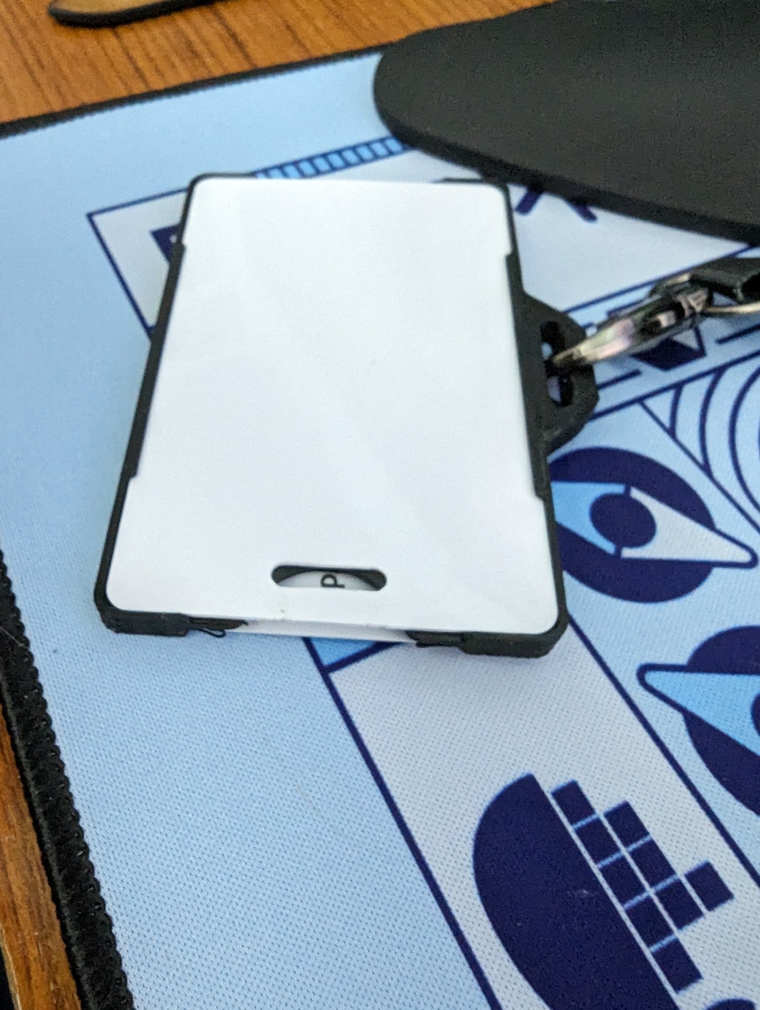 Tiêu đề Hộp đựng thẻ ID hai mặt cho dây buộc Tóm tắt Giữ