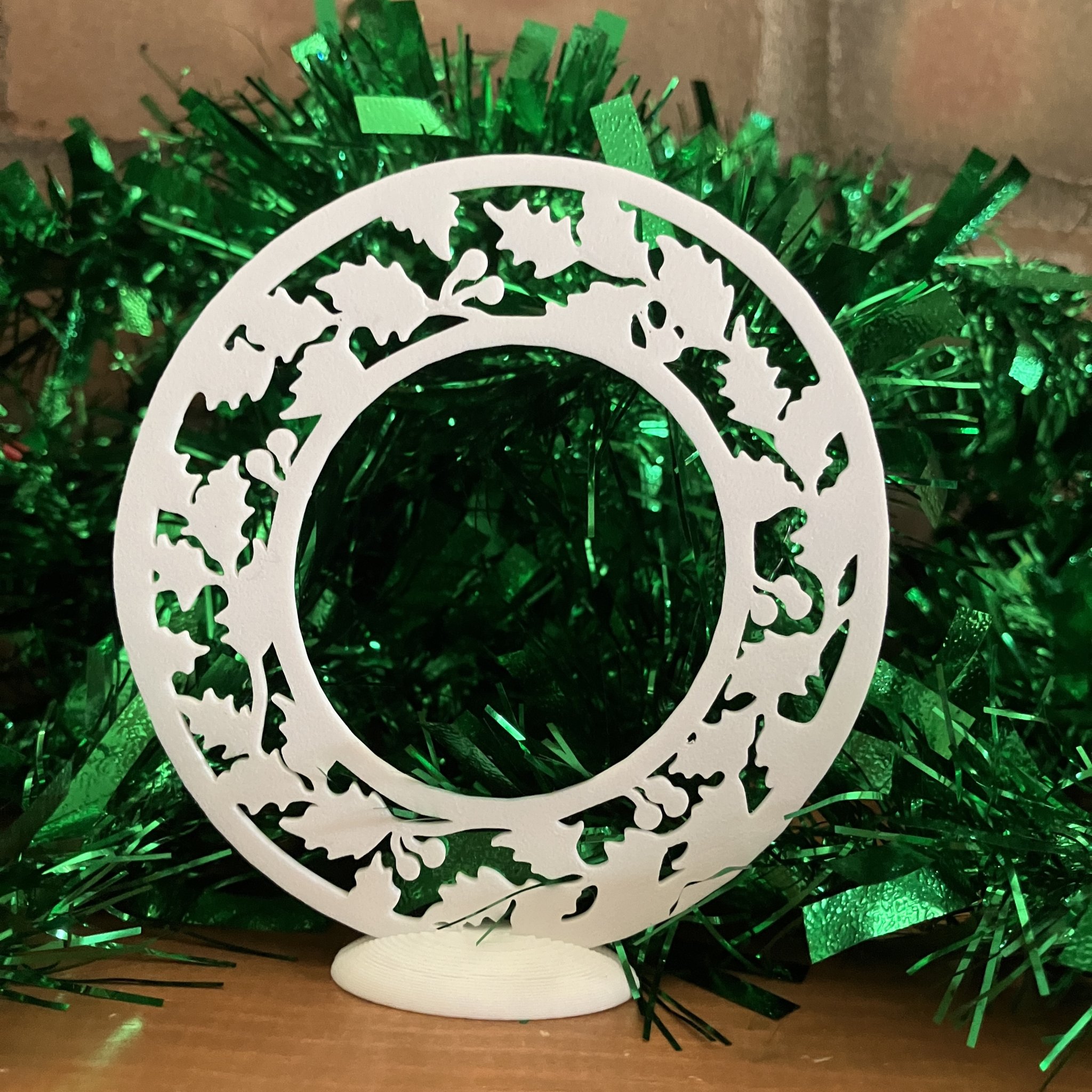 Tiêu đề Tấm và giá đỡ vòng hoa Holly Tóm tắt Tấm bảng vòn