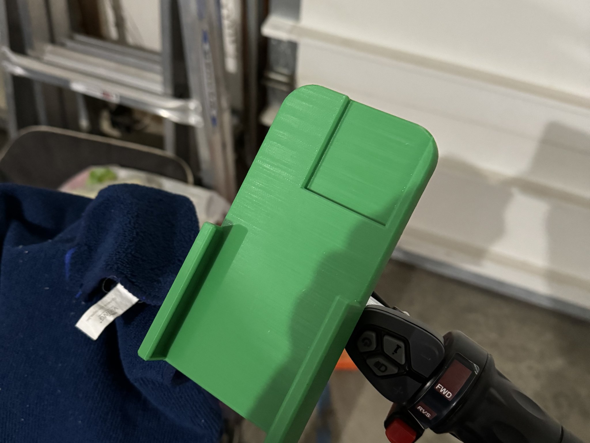 Tiêu đề iPhone 15 Pro với Vỏ silicon an toàn Apple Mag Giá đỡ xe