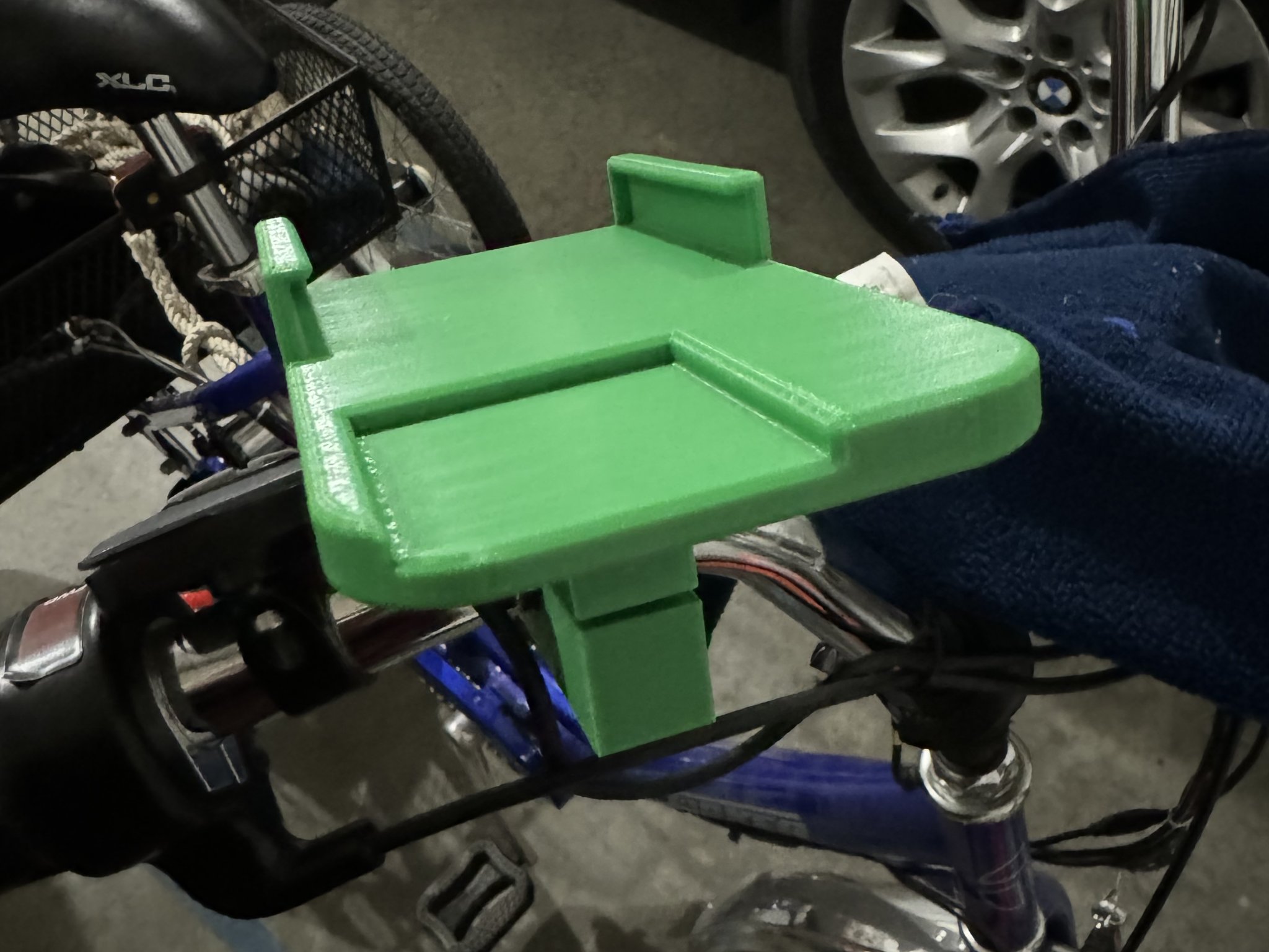 Tiêu đề iPhone 15 Pro với Vỏ silicon an toàn Apple Mag Giá đỡ xe