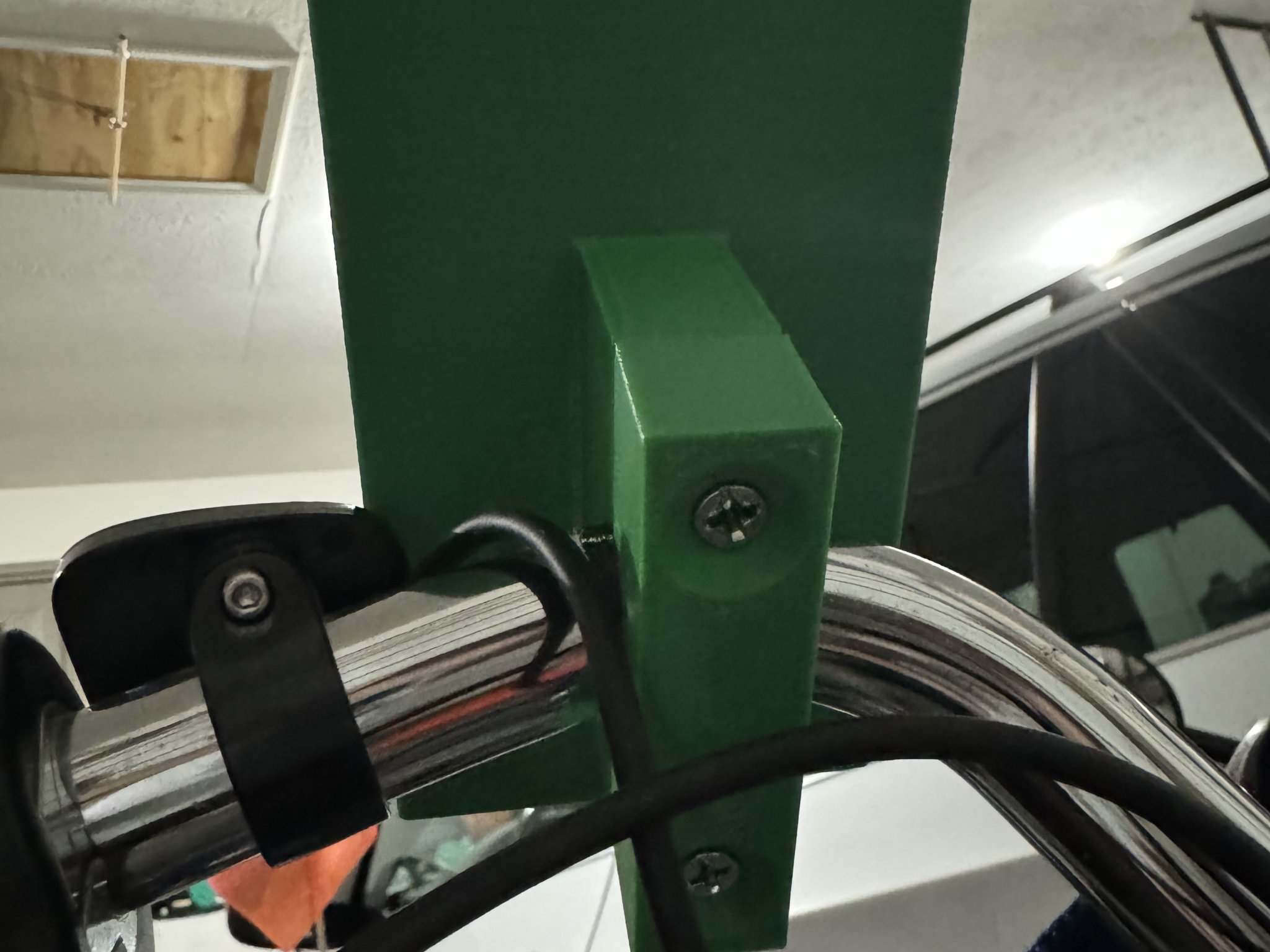 Tiêu đề iPhone 15 Pro với Vỏ silicon an toàn Apple Mag Giá đỡ xe