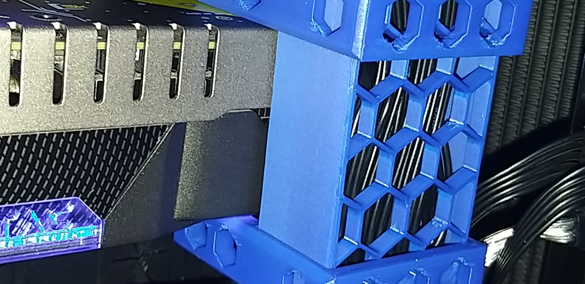 Giá đỡ chống xệ GPU Vạn Năng kiêm Che Dây Cáp