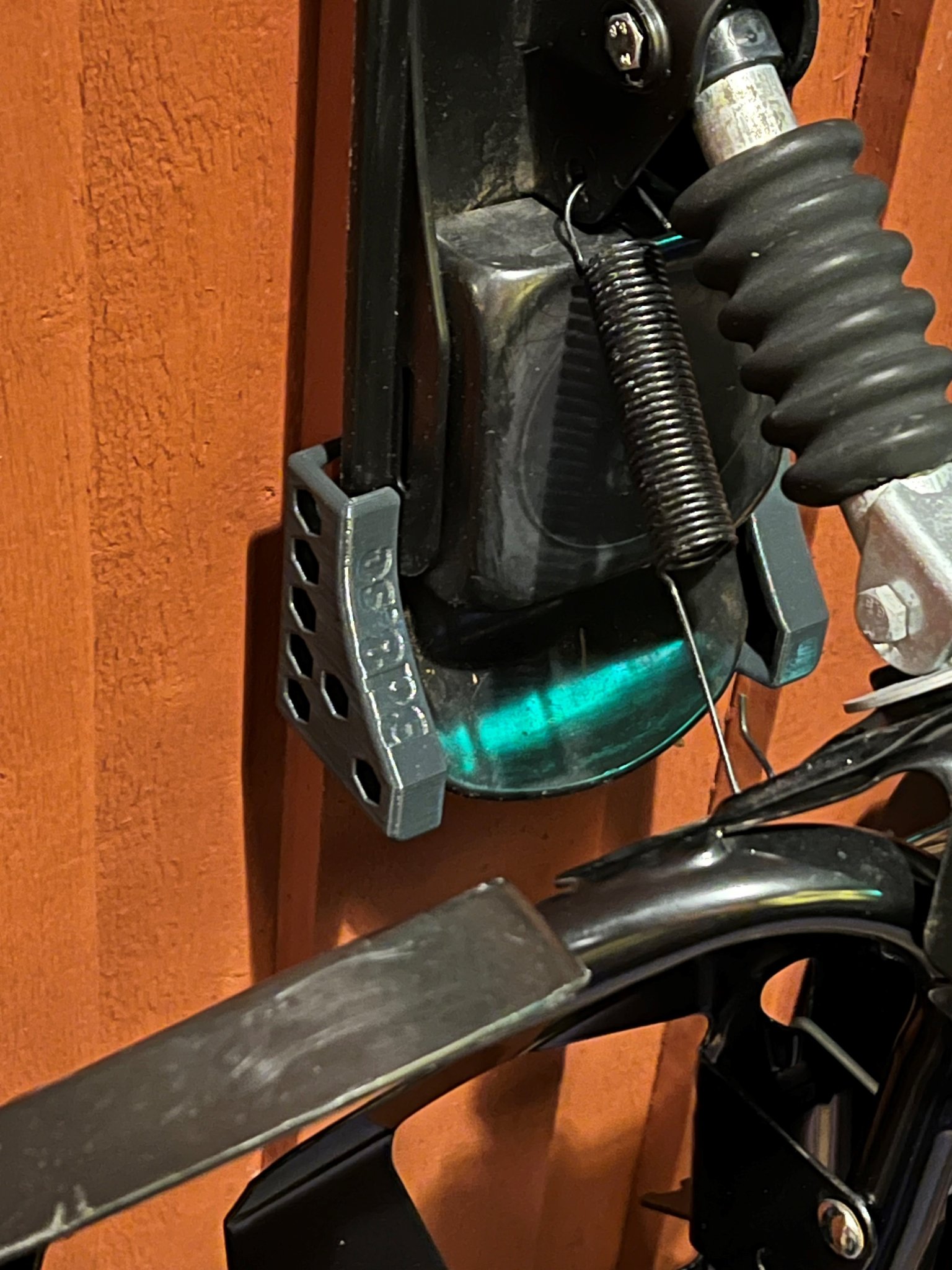 Pat Treo Tường Cho Xe Trượt Tuyết