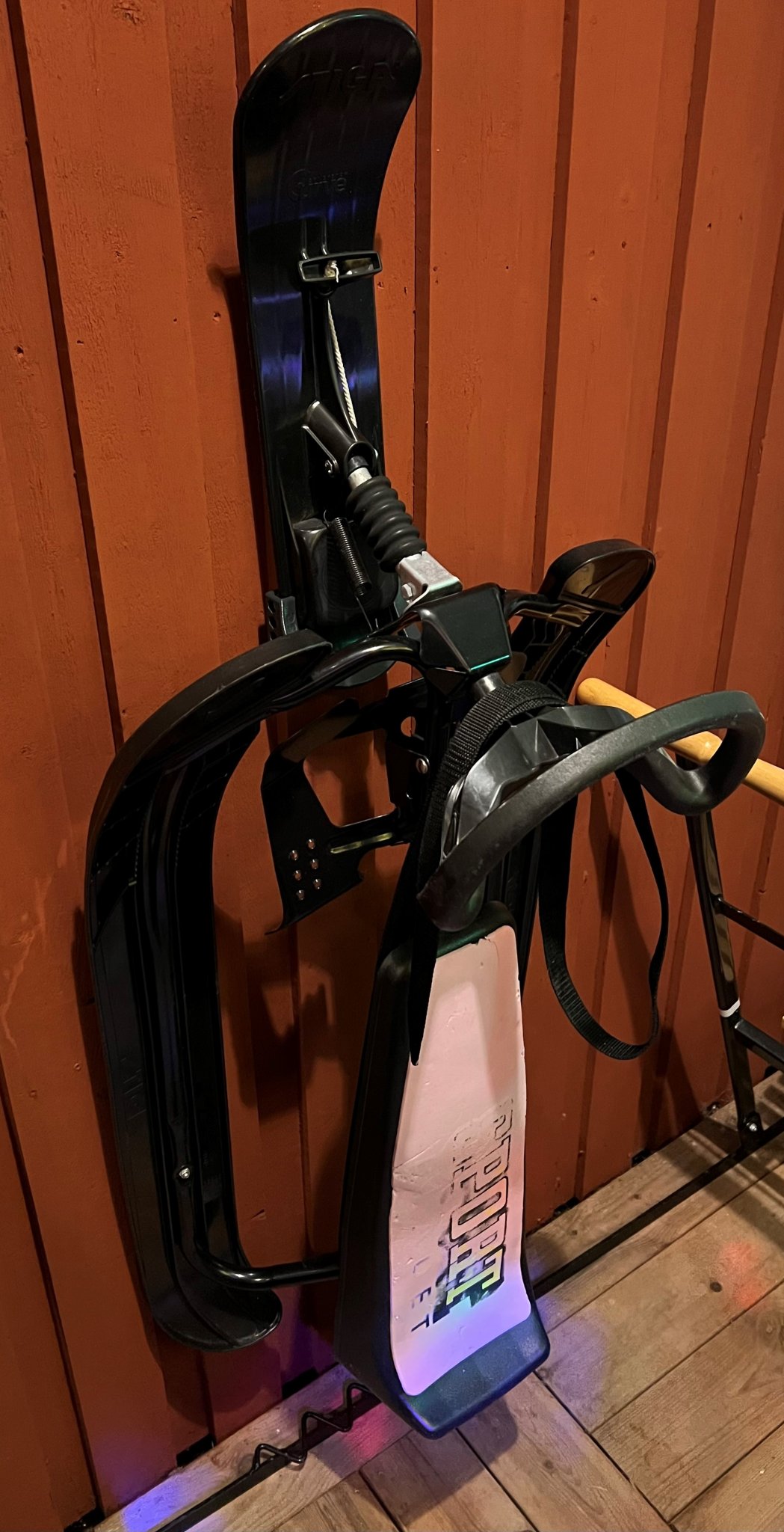 Pat Treo Tường Cho Xe Trượt Tuyết