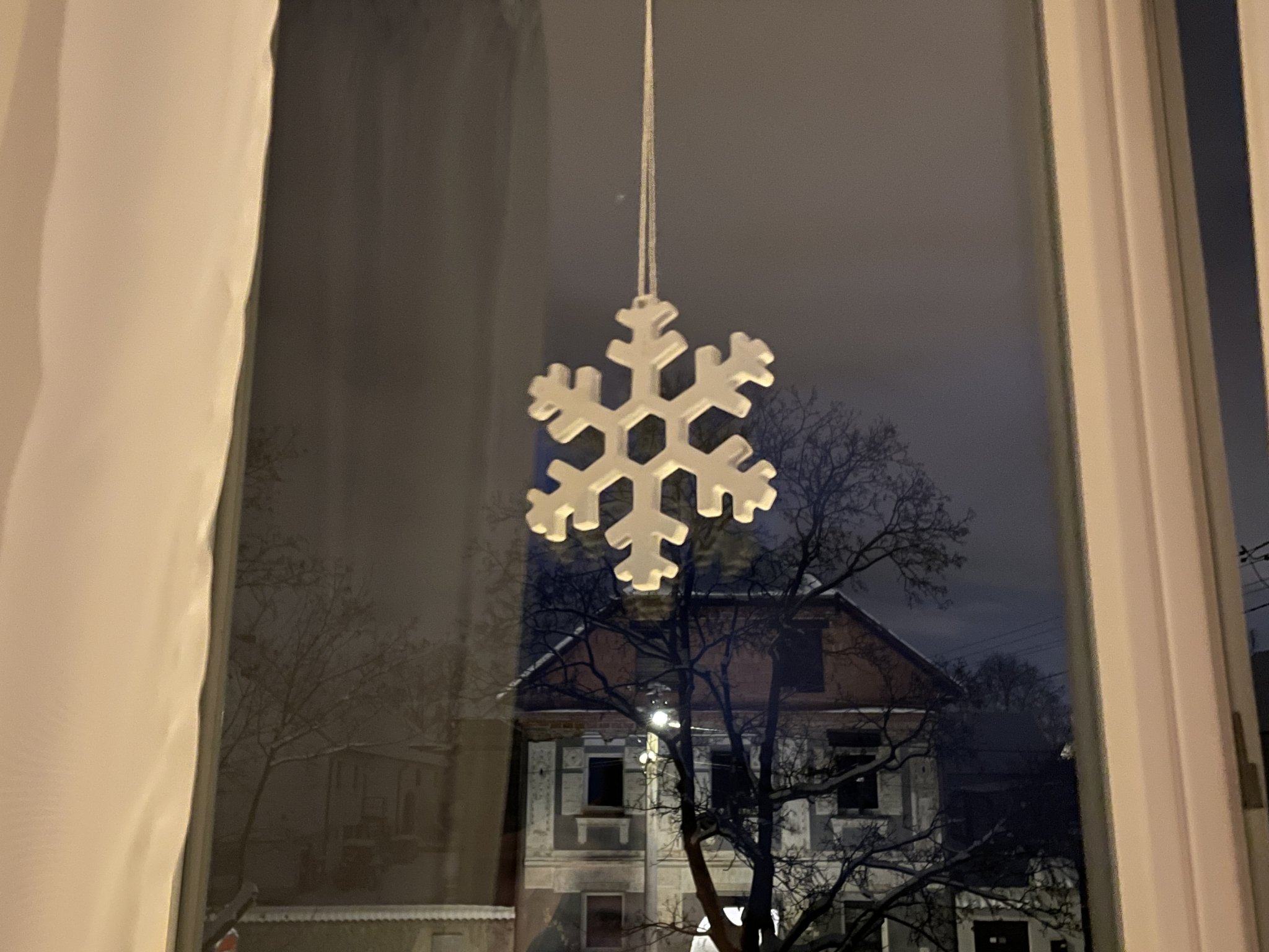 Trang trí cửa sổ hình bông tuyết