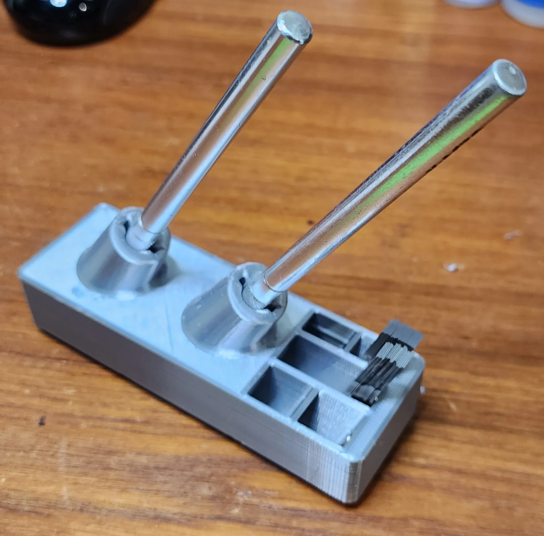 Tiêu đề Giá đỡ dao kép Gridfinity X-acto Tóm tắt 1x3 Giá đỡ d