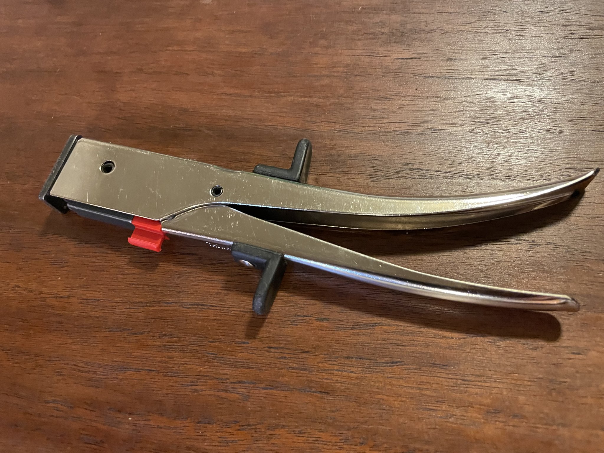 Thiết Bị Giữ Dụng Cụ Cắt Tôn