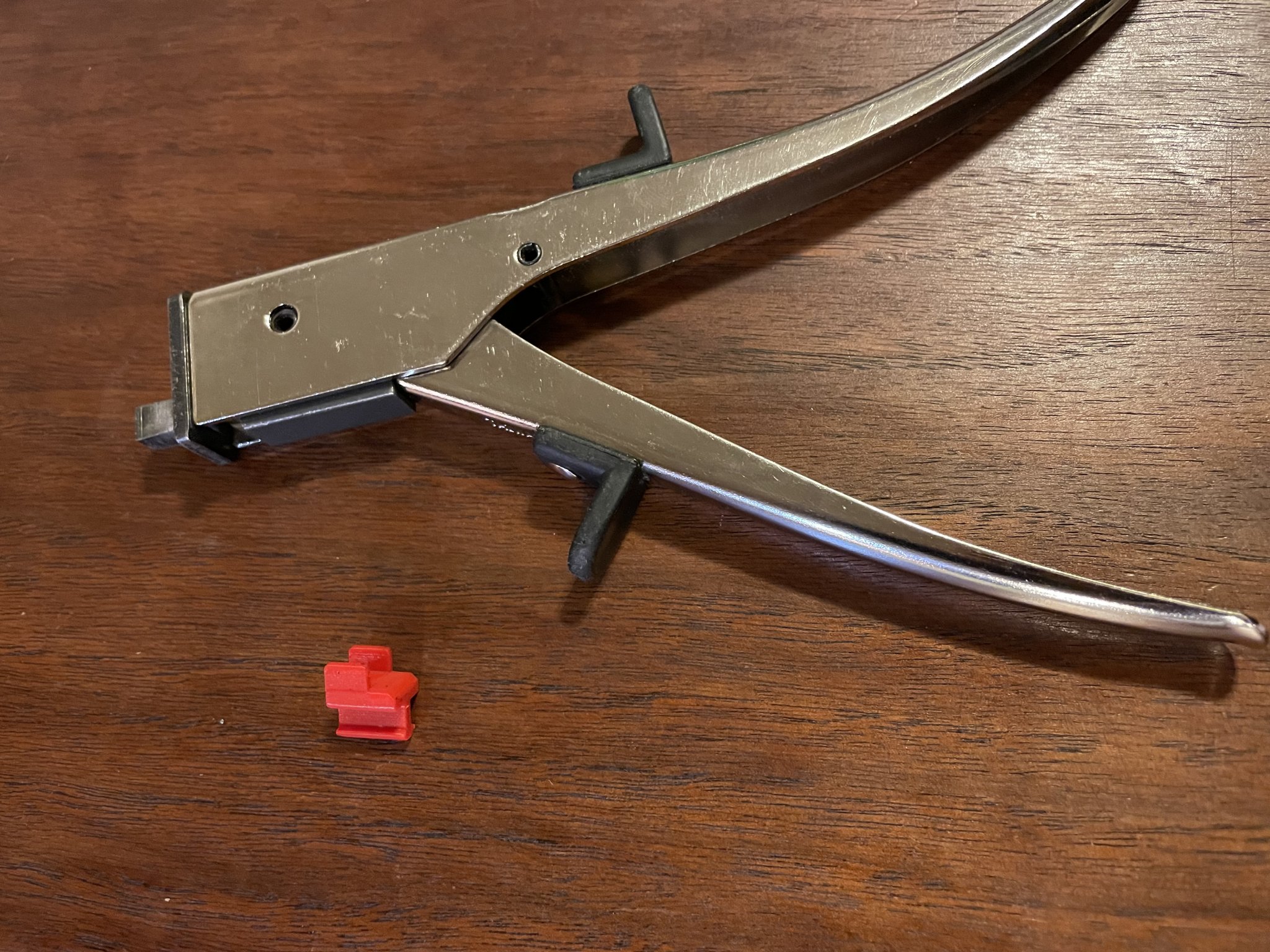 Thiết Bị Giữ Dụng Cụ Cắt Tôn