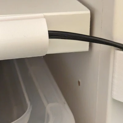 Kẹp quản lý cáp cho Ikea Besta, Billy và các đồ nội thất rộng 18mm (hoặc hơn) với băng dính Tesa Powerstrip / 3M Command