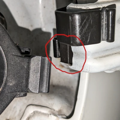 Giá đỡ lò xo cho nắp ổ cắm sạc