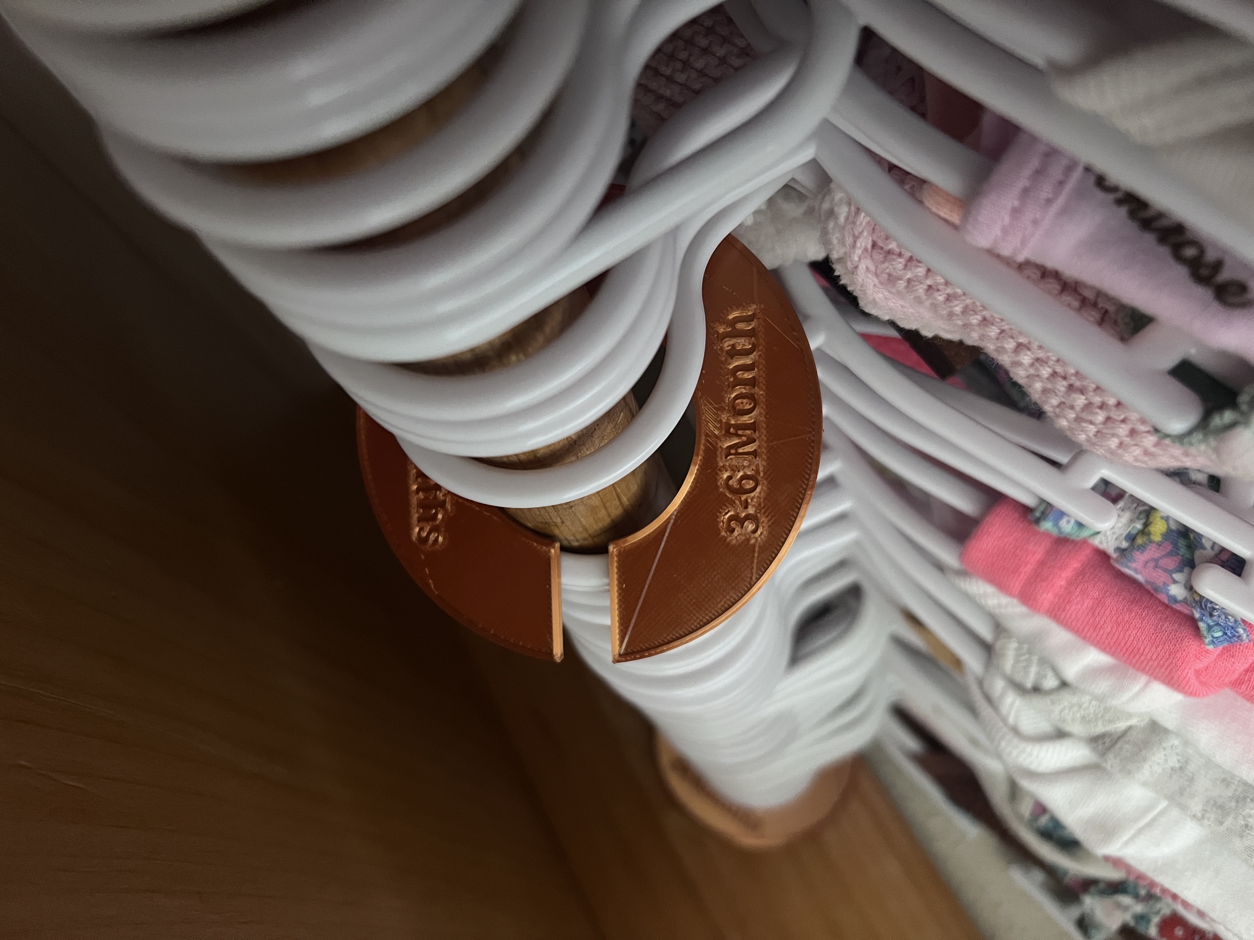 Vách ngăn treo quần áo cho phòng trẻ