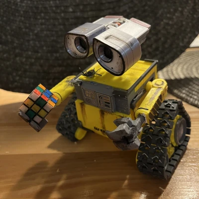 WALL E Cầm Khối Rubik