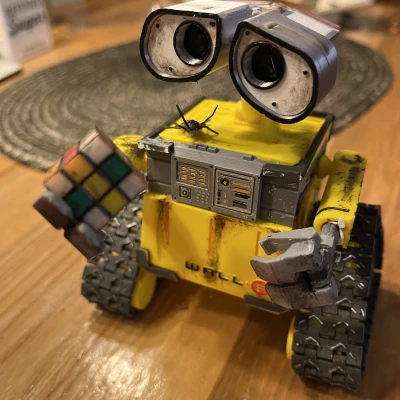 WALL E Cầm Khối Rubik