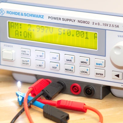 Đầu nối đầu ra bảng điều khiển phía trước Rohde & Schwarz NGMO2