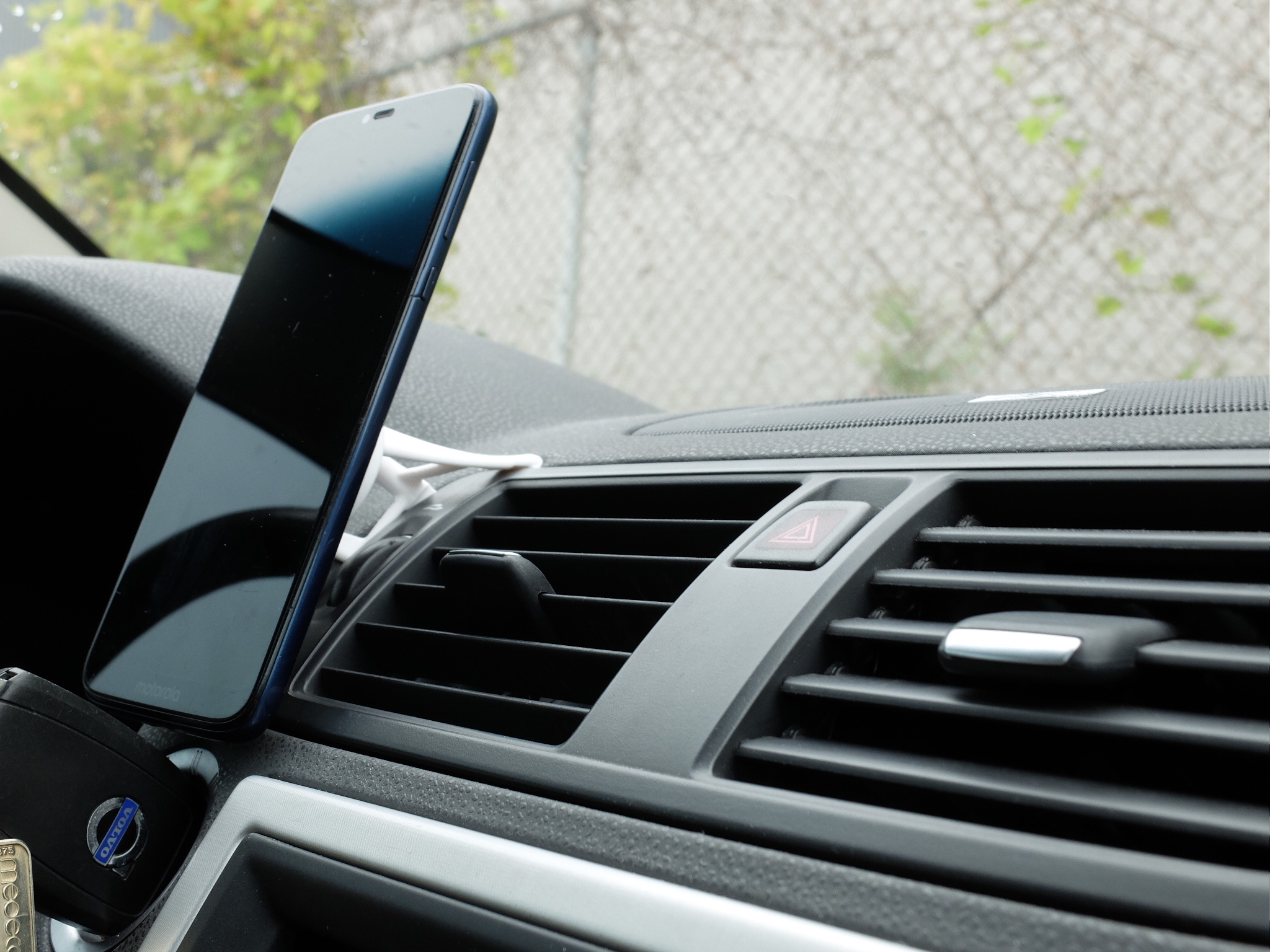 Giá Đỡ Điện Thoại Nam Châm Cho Volvo C30 S40 V50