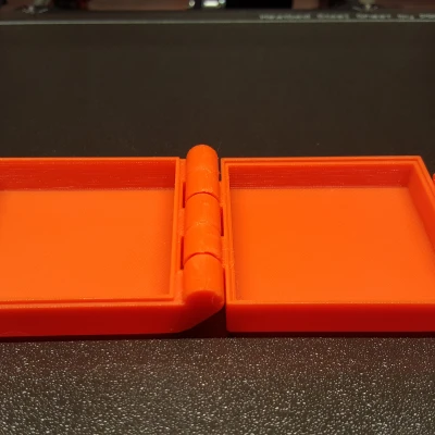 Hộp có bản lề và khóa có thể tùy chỉnh